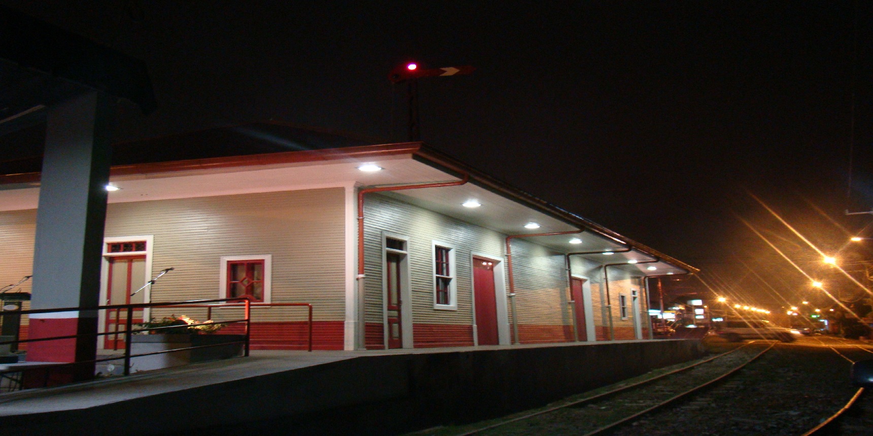 Vista nocturna de la estación del tren