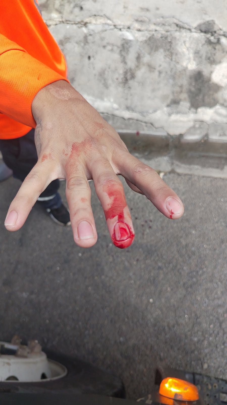 Persona sostiene con una mano un lapicero y con la otra una pequeña casa